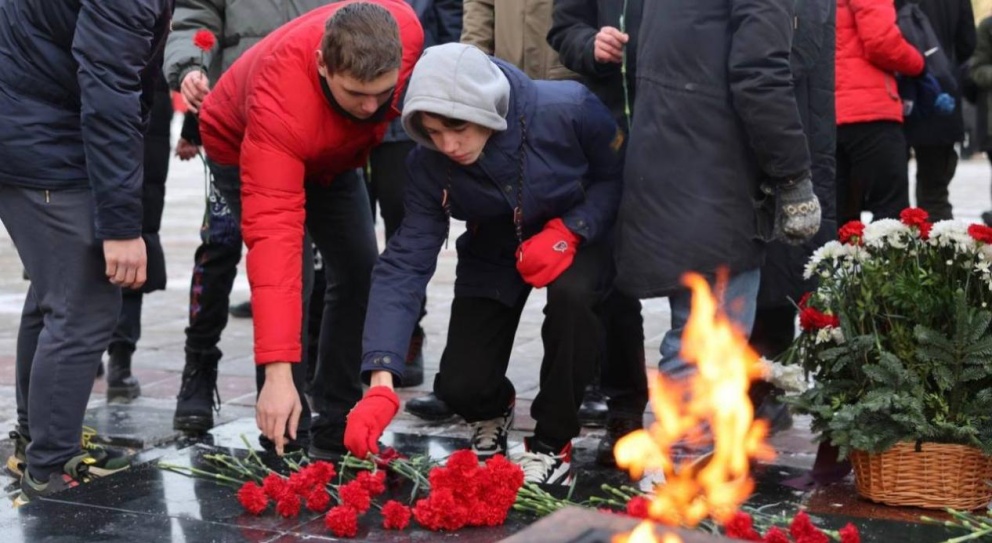 Студенты возложили цветы к Вечному Огню в память о битве под Москвой - «Технологический университет»