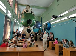 Учащиеся школы «ИнжеТех» побывали с экскурсией в Колледже космического машиностроения и технологий